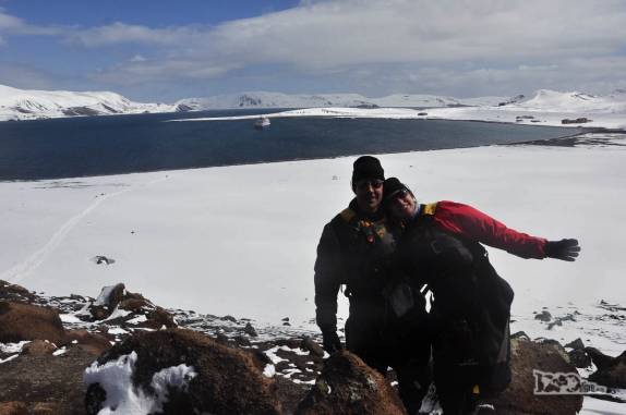 No alto das escarpas vulcânicas de Deception Island, na Antártida